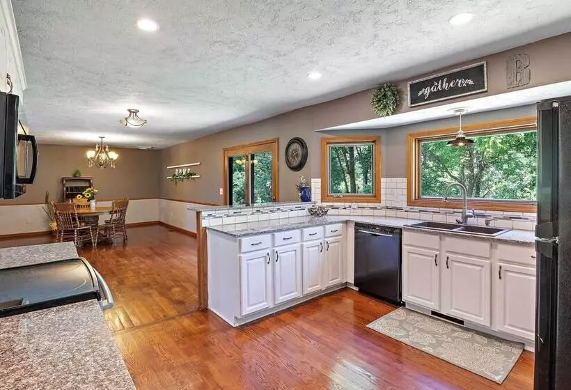 Tranquil Family Home W/ Yard, 14 Mi To Springfield
