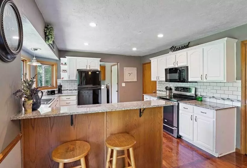 Tranquil Family Home W/ Yard, 14 Mi To Springfield