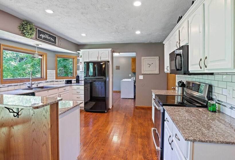 Tranquil Family Home W/ Yard, 14 Mi To Springfield