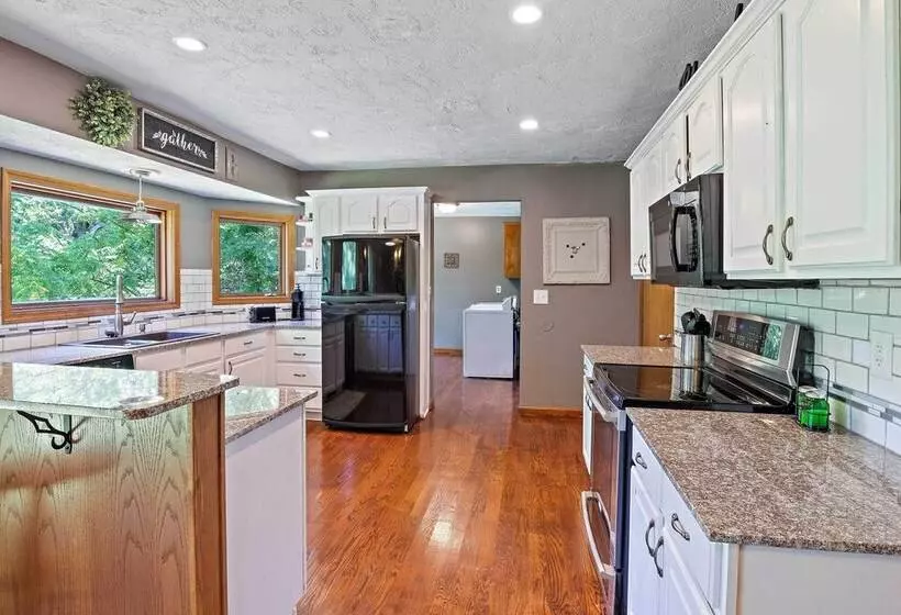 Tranquil Family Home W/ Yard, 14 Mi To Springfield