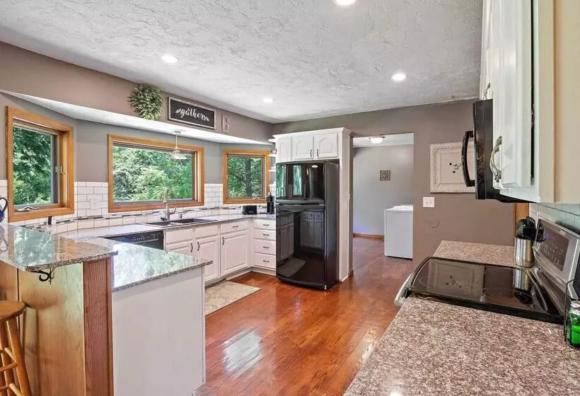 Tranquil Family Home W/ Yard, 14 Mi To Springfield