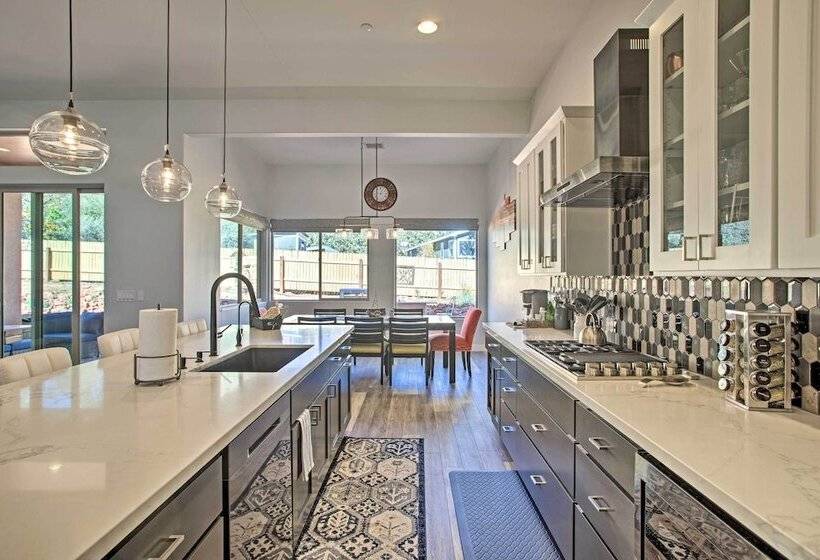 Tranquil Sedona Home With Fireplace & Hot Tub!
