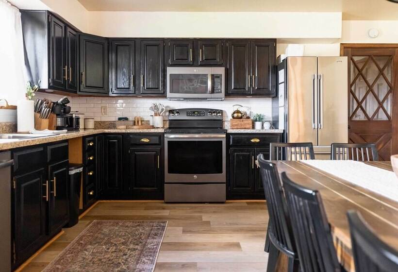 Whispering Hollow Lodge On Greer Main St!