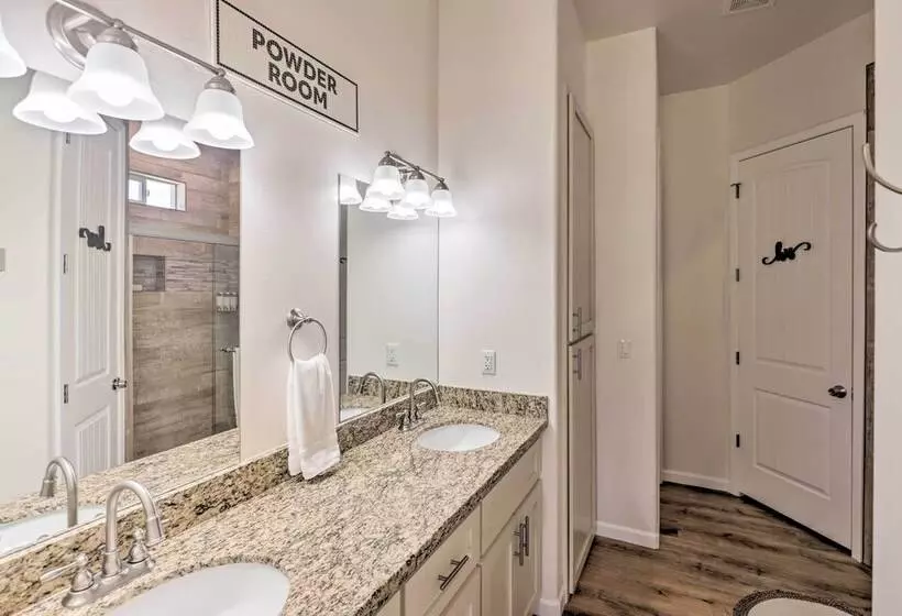 Bright Home W/ Yard, 4 Mi To Colorado River!