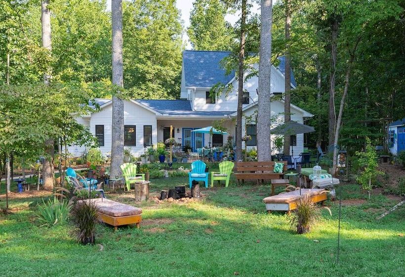 Charming Charlottesville Apt W/ Outdoor Space!