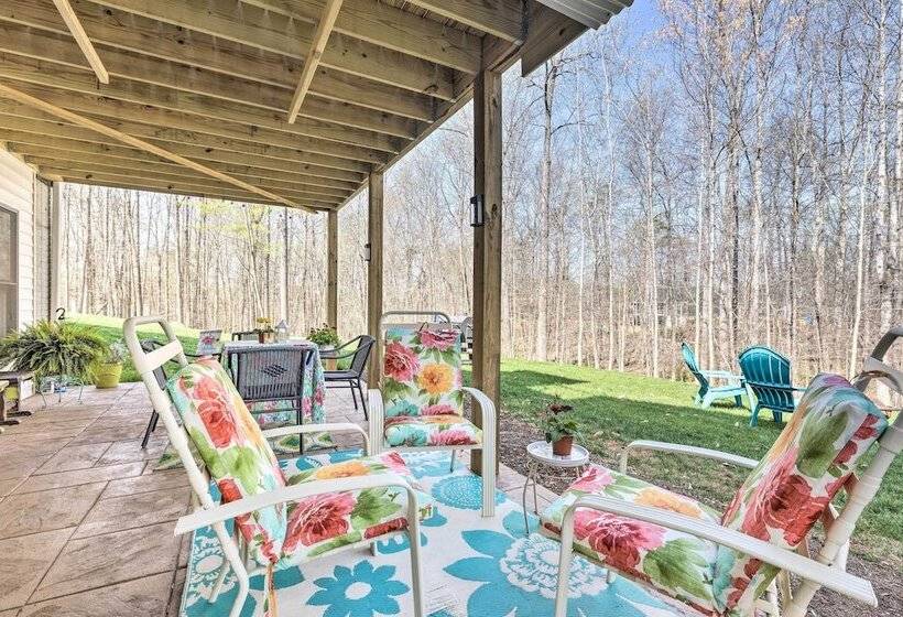 Charming Charlottesville Apt W/ Outdoor Space!