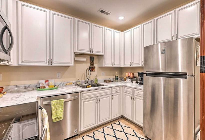 Charming Charlottesville Apt W/ Outdoor Space!