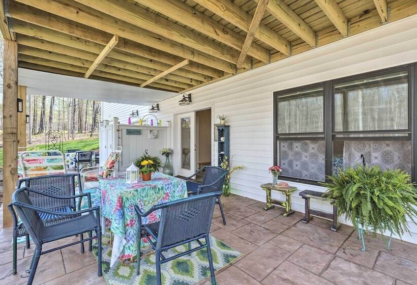 Charming Charlottesville Apt W/ Outdoor Space!