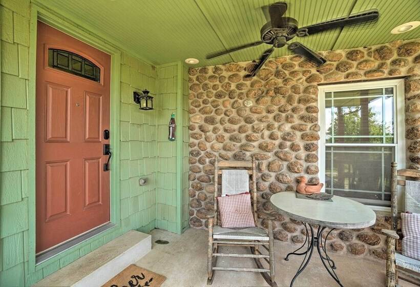 Charming Hilltop Cottage In Medicine Park!