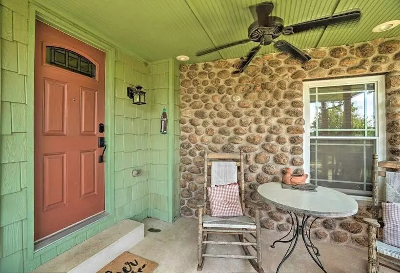 Charming Hilltop Cottage In Medicine Park!