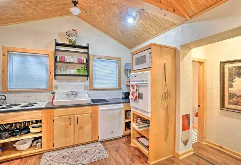 Charming Hilltop Cottage In Medicine Park!