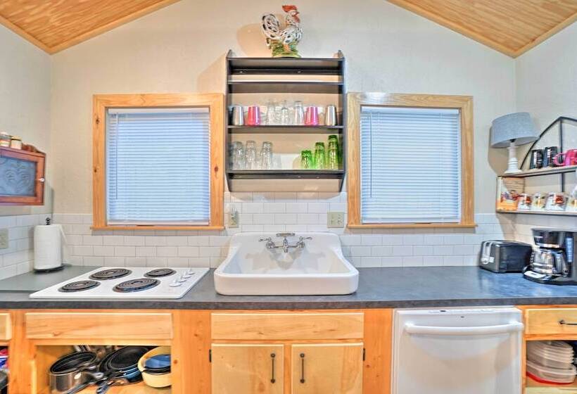 Charming Hilltop Cottage In Medicine Park!