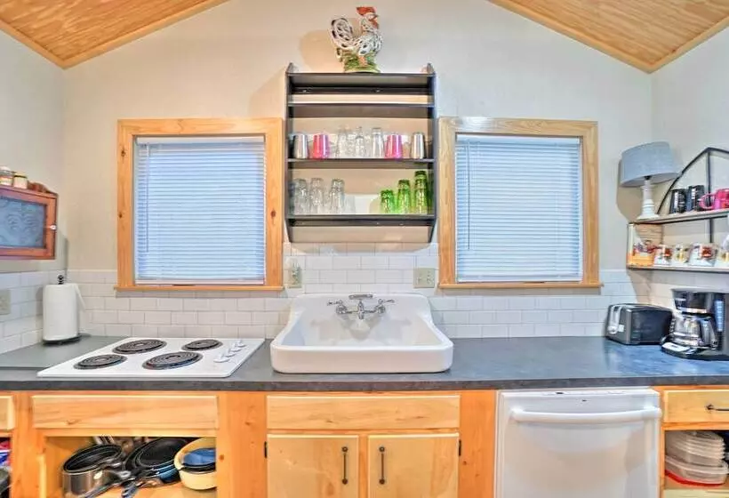 Charming Hilltop Cottage In Medicine Park!