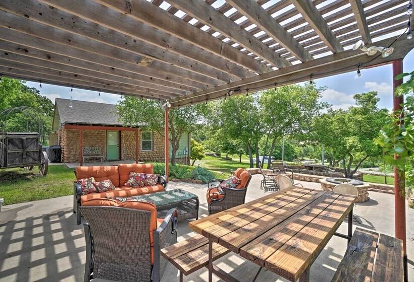 Charming Hilltop Cottage In Medicine Park!