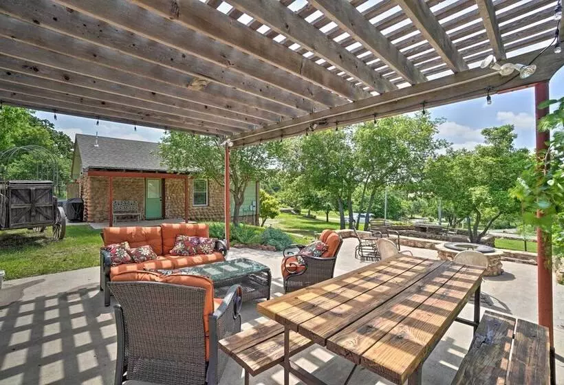 Charming Hilltop Cottage In Medicine Park!