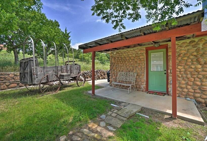 Charming Hilltop Cottage In Medicine Park!