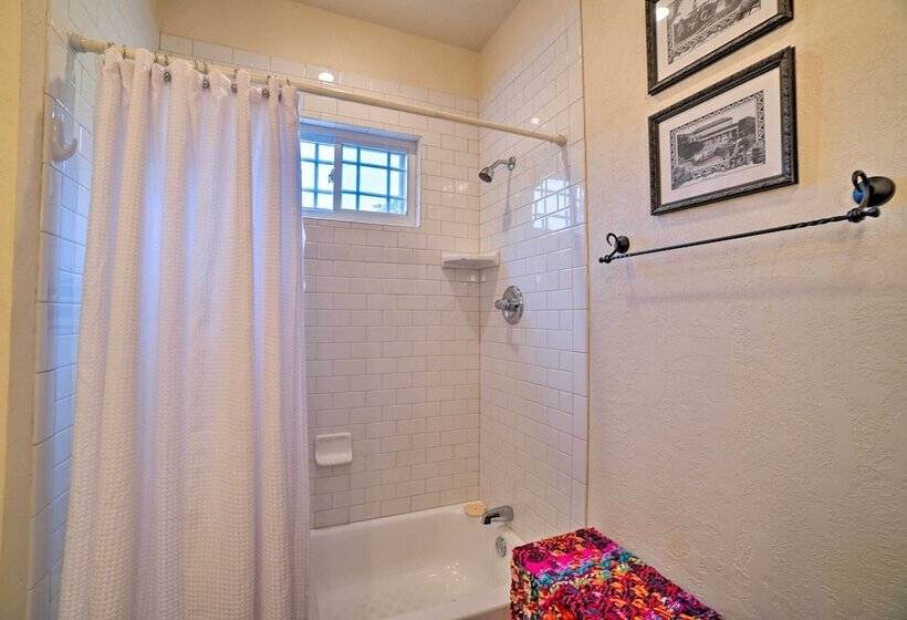 Charming Hilltop Cottage In Medicine Park!