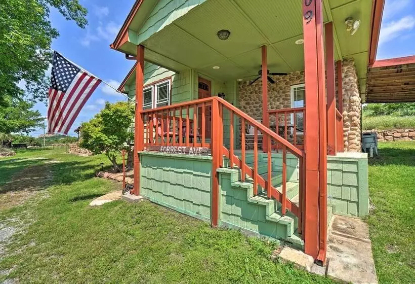 Charming Hilltop Cottage In Medicine Park!