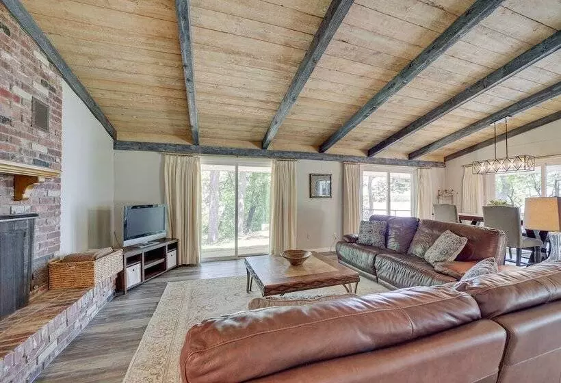 Waterfront Retreat W/ Deck On Lake Eufaula!