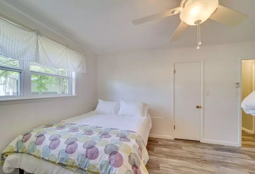 Waterfront Retreat W/ Deck On Lake Eufaula!