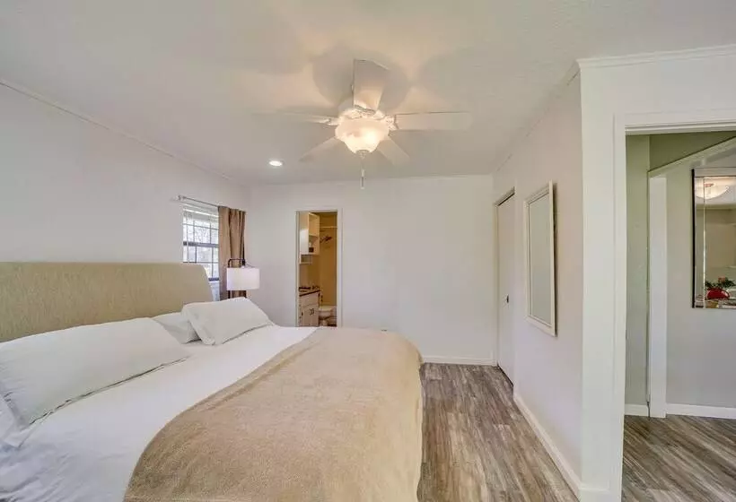 Waterfront Retreat W/ Deck On Lake Eufaula!