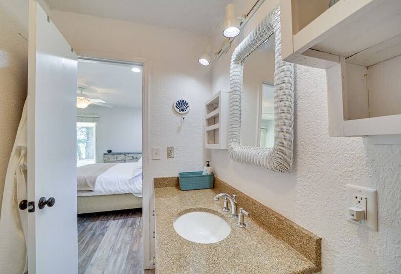 Waterfront Retreat W/ Deck On Lake Eufaula!