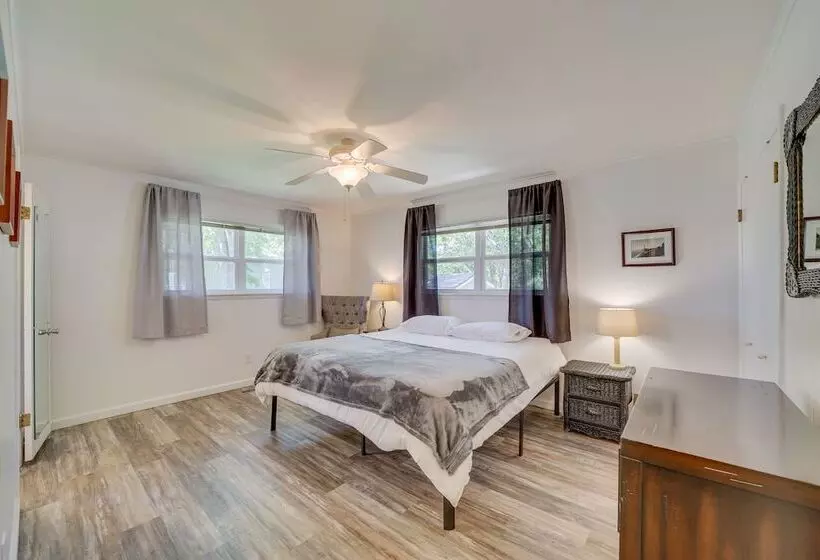 Waterfront Retreat W/ Deck On Lake Eufaula!