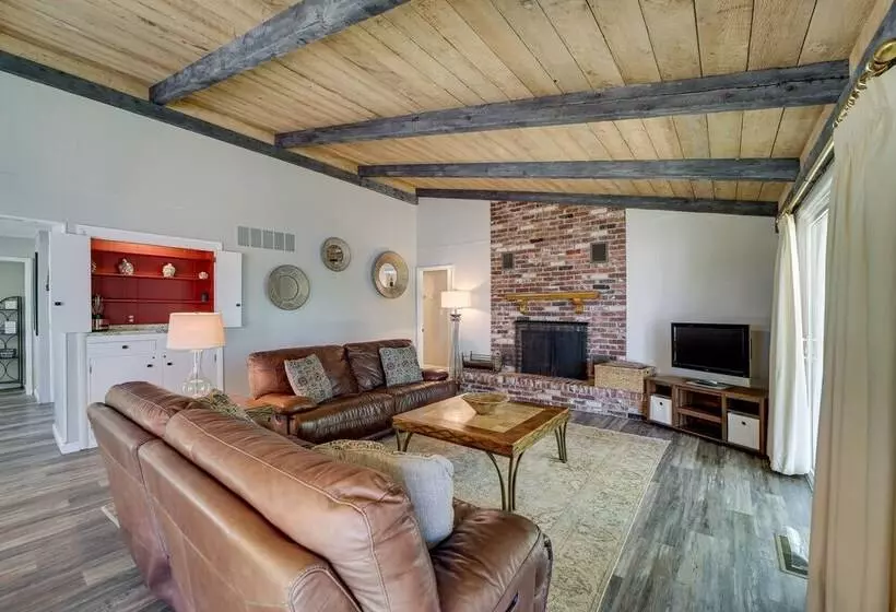 Waterfront Retreat W/ Deck On Lake Eufaula!