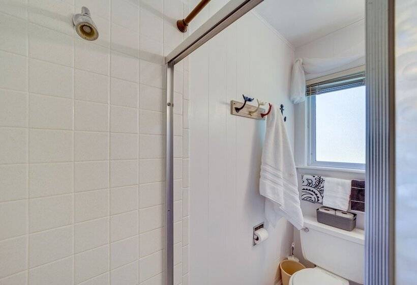 Waterfront Retreat W/ Deck On Lake Eufaula!