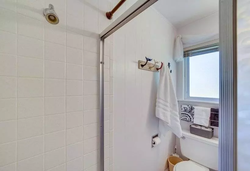 Waterfront Retreat W/ Deck On Lake Eufaula!