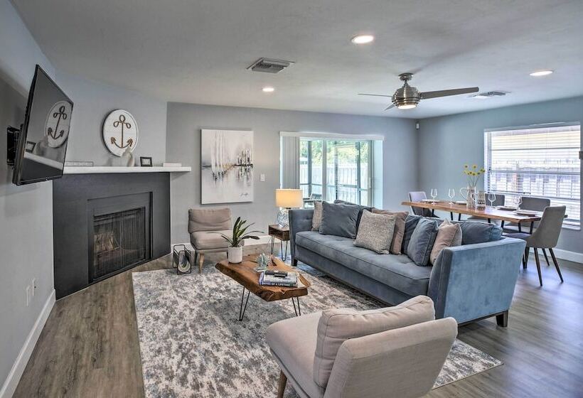 Chic Beach House With Lanai And Private Yard!