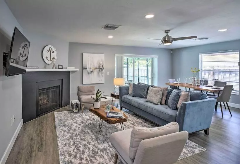 Chic Beach House With Lanai And Private Yard!