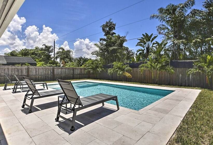 Chic Beach House With Lanai And Private Yard!