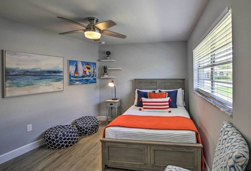 Chic Beach House With Lanai And Private Yard!