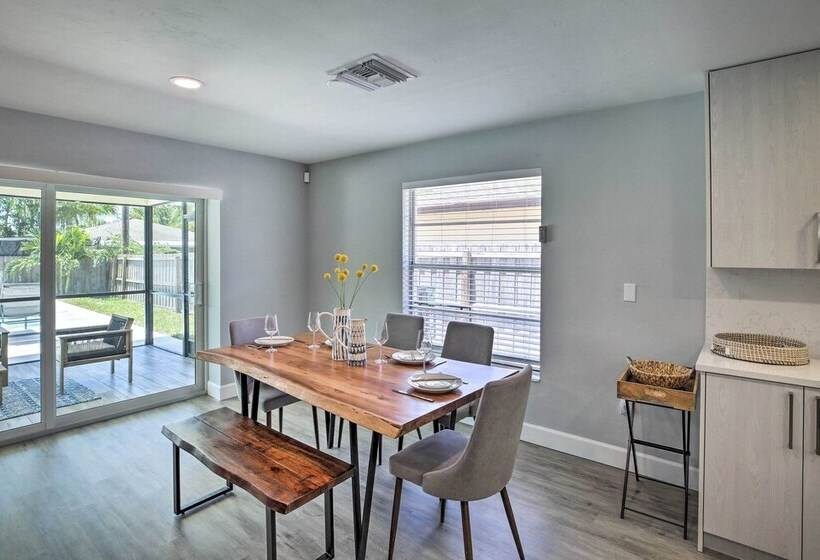 Chic Beach House With Lanai And Private Yard!