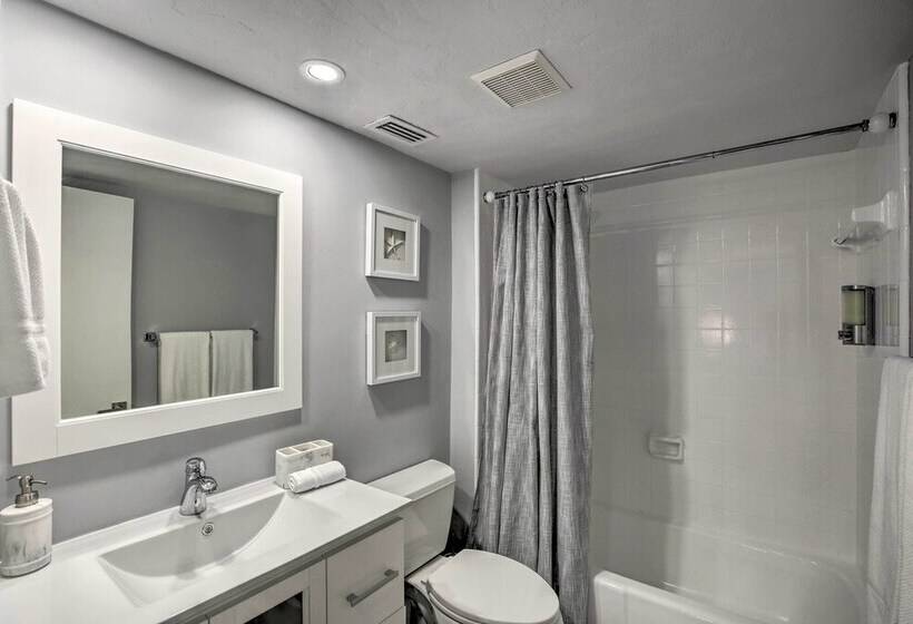 Chic Beach House With Lanai And Private Yard!