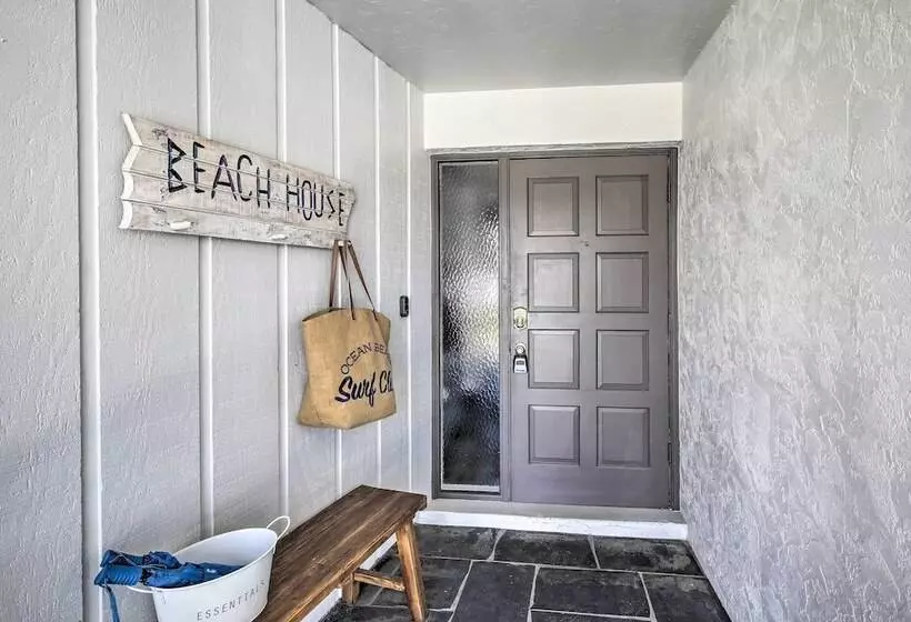 Chic Beach House With Lanai And Private Yard!