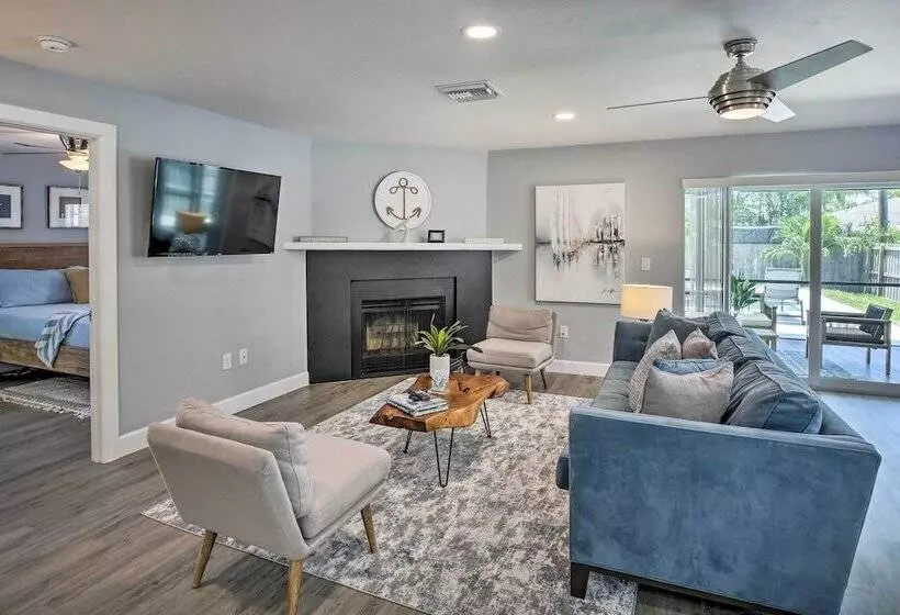 Chic Beach House With Lanai And Private Yard!