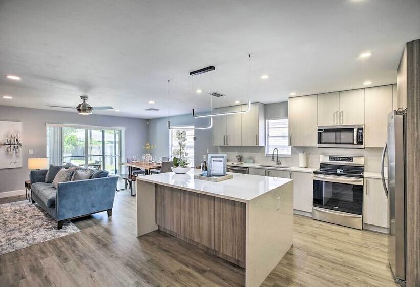 Chic Beach House With Lanai And Private Yard!