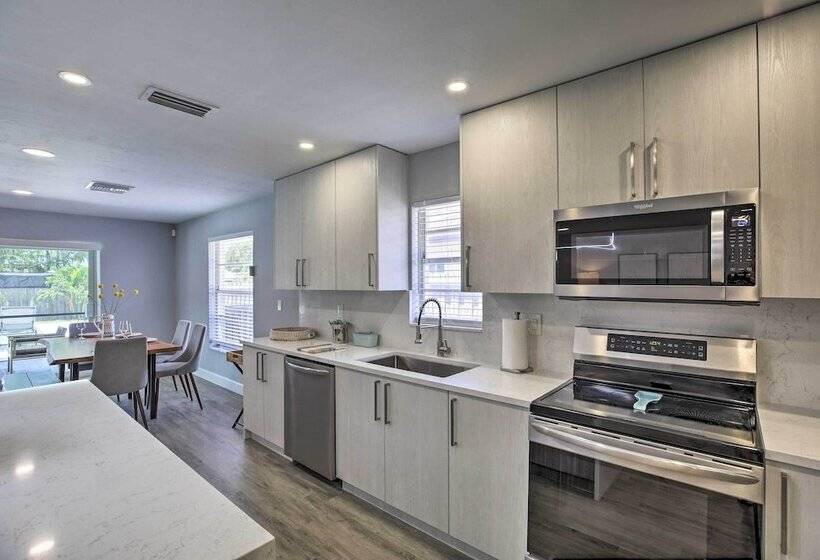 Chic Beach House With Lanai And Private Yard!