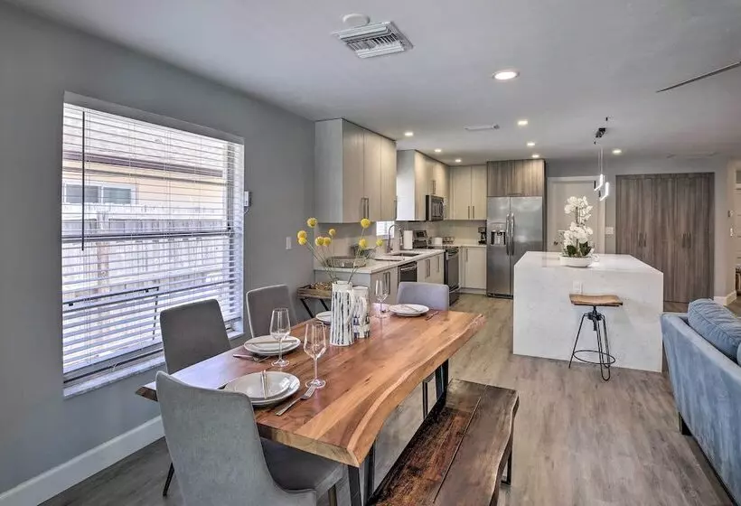 Chic Beach House With Lanai And Private Yard!