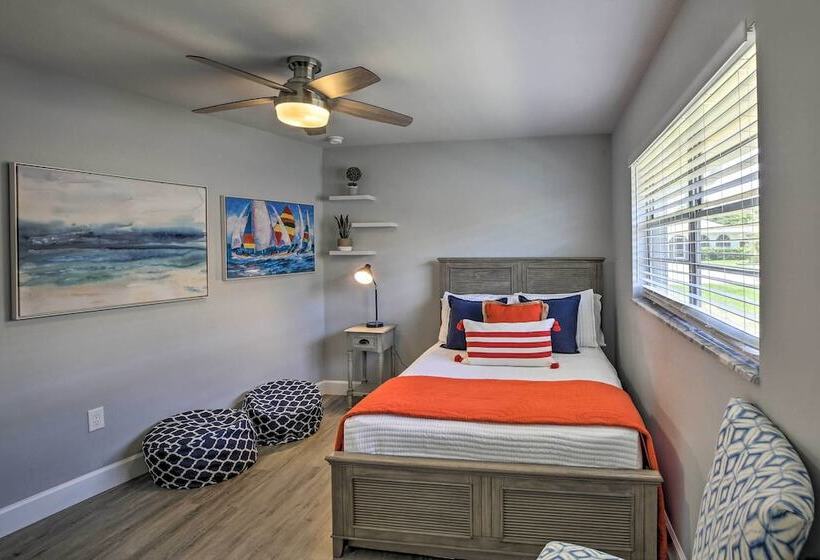 Chic Beach House With Lanai And Private Yard!