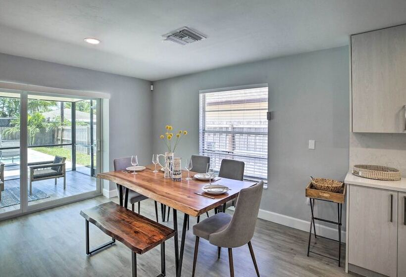 Chic Beach House With Lanai And Private Yard!