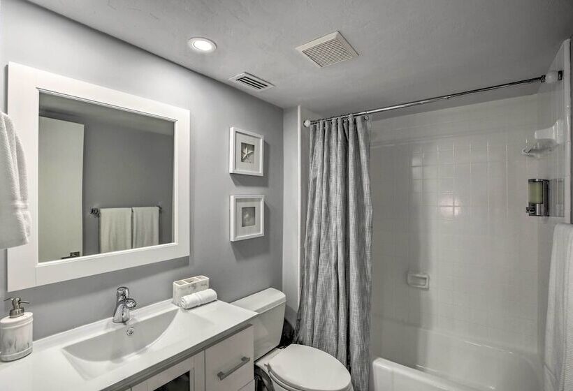 Chic Beach House With Lanai And Private Yard!