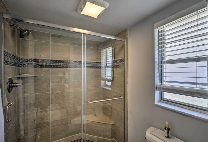 Chic Beach House With Lanai And Private Yard!