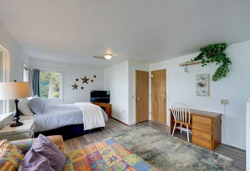 Cozy Beachouse: View & Deck, Steps From Skagit Bay