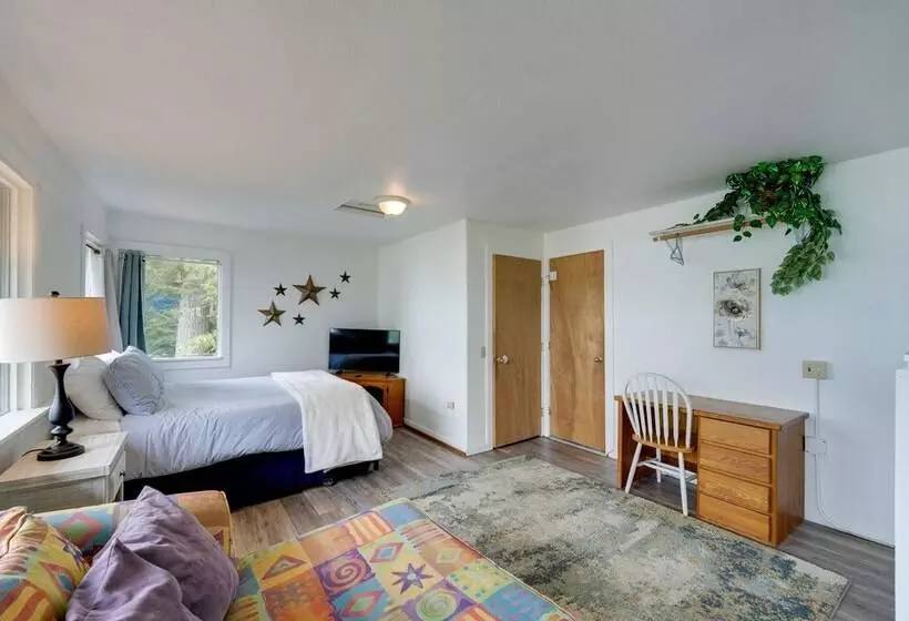 Cozy Beachouse: View & Deck, Steps From Skagit Bay