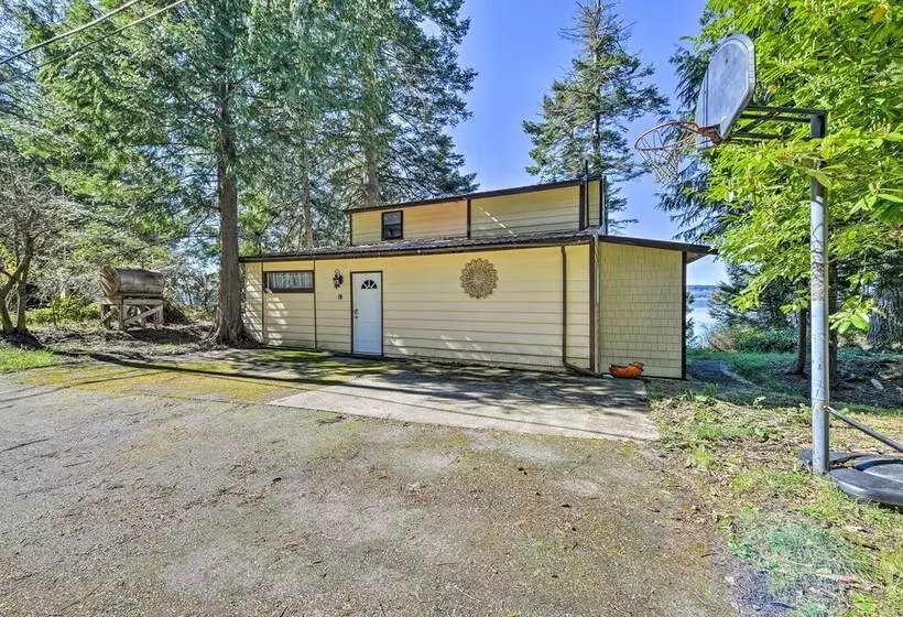 Cozy Beachouse: View & Deck, Steps From Skagit Bay