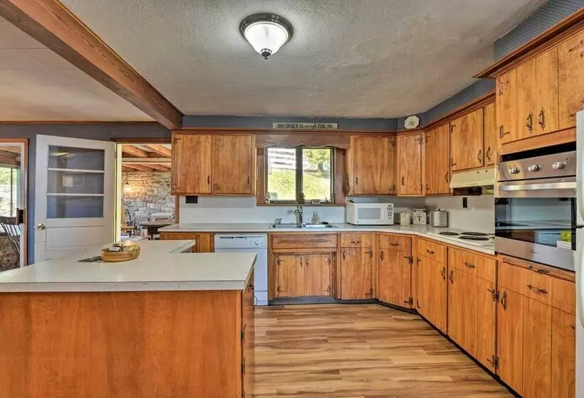 Cozy Home W/ Private Patio & Views, Hiking On Site