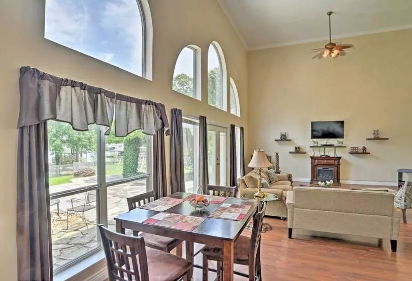 Cozy Lakefront Benton Home ~ 20 Mi To Shreveport!